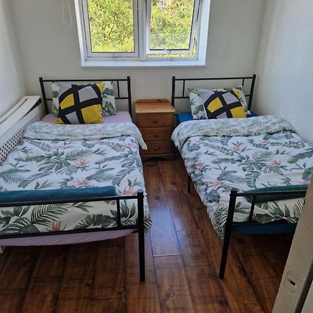 Twin Bed For Guests Apartman London Kültér fotó