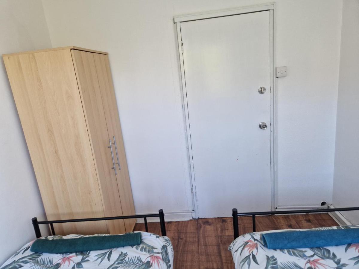 Twin Bed For Guests Apartman London Kültér fotó
